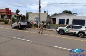 Carro capota após colidir em veículo estacionado 