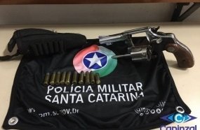 Homem é preso após ser abordado com arma de fogo