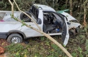 Motorista fica ferido após picape sair da pista na SC-135