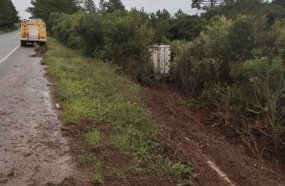 Saída de pista de carreta deixa condutor ferido na BR-470 