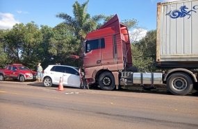 Policial militar morre após bater carro de frente com carreta na BR-282