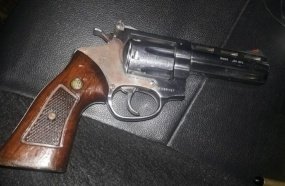 Polícia Rodoviária encontra revólver e droga ao abordar veículo