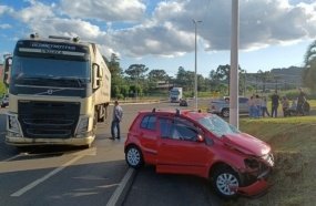 Colisão entre carro e carreta deixa duas mulheres feridas