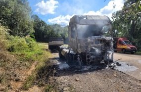 Cavalo mecânico é destruído por incêndio na BR-153 