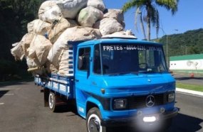 Polícia Rodoviária aborda caminhão com excesso de peso em Ibicaré