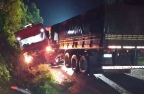 Colisão em barranco deixa condutor de carreta ferido na BR-282 