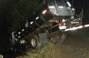Motorista fratura perna após ser atropelado pelo próprio caminhão