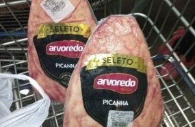 Mulher é detida em supermercado após furto de picanha, vodca e shampoo