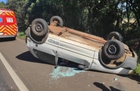Crianças são conduzidas ao hospital após capotamento de carro na BR-282