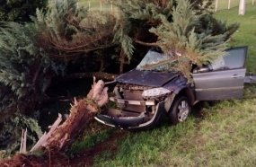 Motorista abandona carro após violenta colisão na SC-355