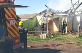 Casa é destruída por incêndio em bairro de Joaçaba