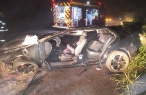 Motorista fica preso às ferragens após capotar carro na SC-135 