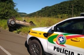 Carro com placas de Joaçaba capota em Ibicaré 