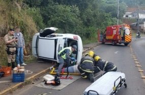 Mulher fica ferida após tombar carro em Videira 