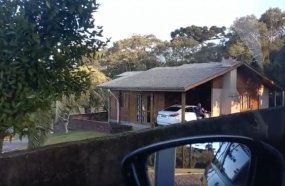 Dupla armada assalta residência e foge com o carro da vítima 