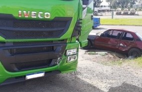 Colisão entre carro e carreta deixa mulher ferida na BR-153
