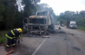 Incêndio destrói cabine de carreta frigorífica na BR-470