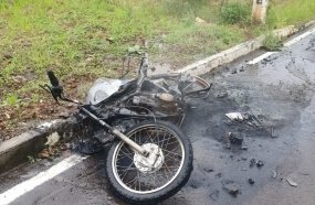 Motocicleta é destruída por incêndio em Joaçaba 