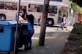 Mulher flagrada jogando cachorro no lixo vai responder por maus-tratos