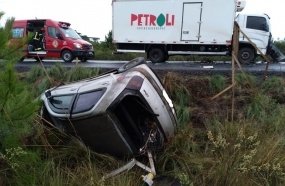 Carro capota após colidir contra caminhão na BR-153