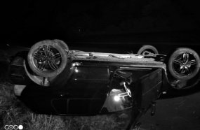 Carro com duas pessoas capota após sair da pista na BR-153 