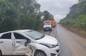 Mulher fica ferida em colisão entre veículos na SC-355