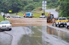 Trevo da Pedreira Triângulo é interditado após ser inundado  