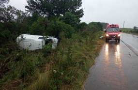 Motorista capota utilitário após sair da pista na BR-282