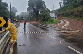 Deslizamento de terra interdita rodovia e destrói construção 