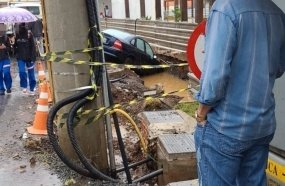 Carro cai dentro de vala no centro de Joaçaba 