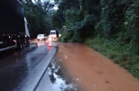 Queda de barreira na rodovia entre Luzerna e Ibicaré 
