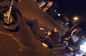 Buraco na pista provoca dois acidentes com motos em Herval 