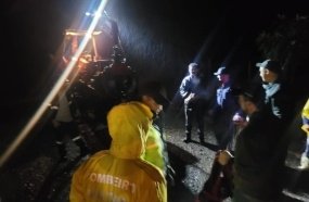 Bombeiros utilizam trator para resgatar caminhoneiro ilhado 