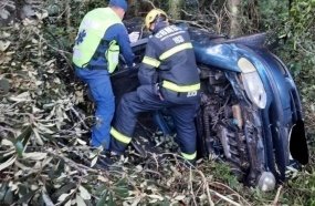 Capotamento em ribanceira deixa jovem ferido na SC-135