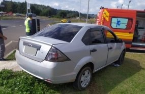 Motorista abandona carro após acidente, mas retorna para busca garrafa de bebida