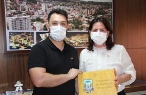 Deputada destina recursos para hospitais a pedido de vereador