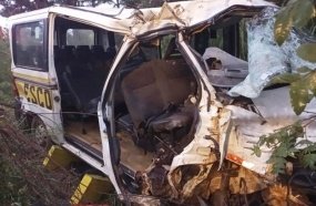 Homem morre após colisão entre van escolar e carreta na BR-470