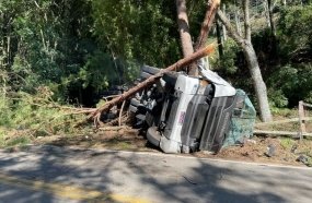 Motorista morre após carreta colidir contra árvores na SC-390 