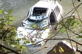 Carro cai dentro de rio após despencar de barranco 