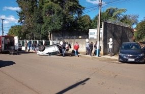 Veículo capota após colisão no centro de Campos Novos 