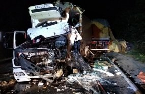 Motorista morre em colisão frontal entre caminhão e carreta