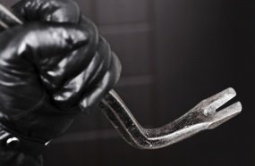 Ladrões entram em residência para furtar caixa d’água 
