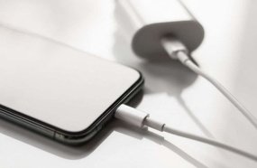 MPSC ingressa com ação por venda de celulares sem carregadores