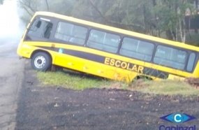 Ônibus escolar sai da pista no interior de Capinzal 