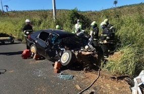 Colisão entre carro e caminhão deixa motorista gravemente ferido