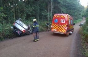 Motorista abandona carro após capotar em Catanduvas