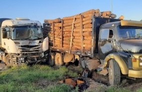 Colisão entre carreta e caminhão deixa motorista ferido 