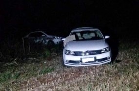 Carro é abandonado com marca de tiro após ser tomado de assalto