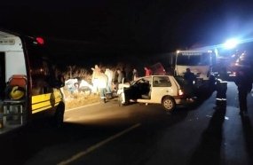 Caminhão atinge carro parado após acidente na SC-355