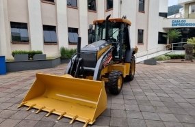 Joaçaba adquire retroescavadeira com recursos do Estado